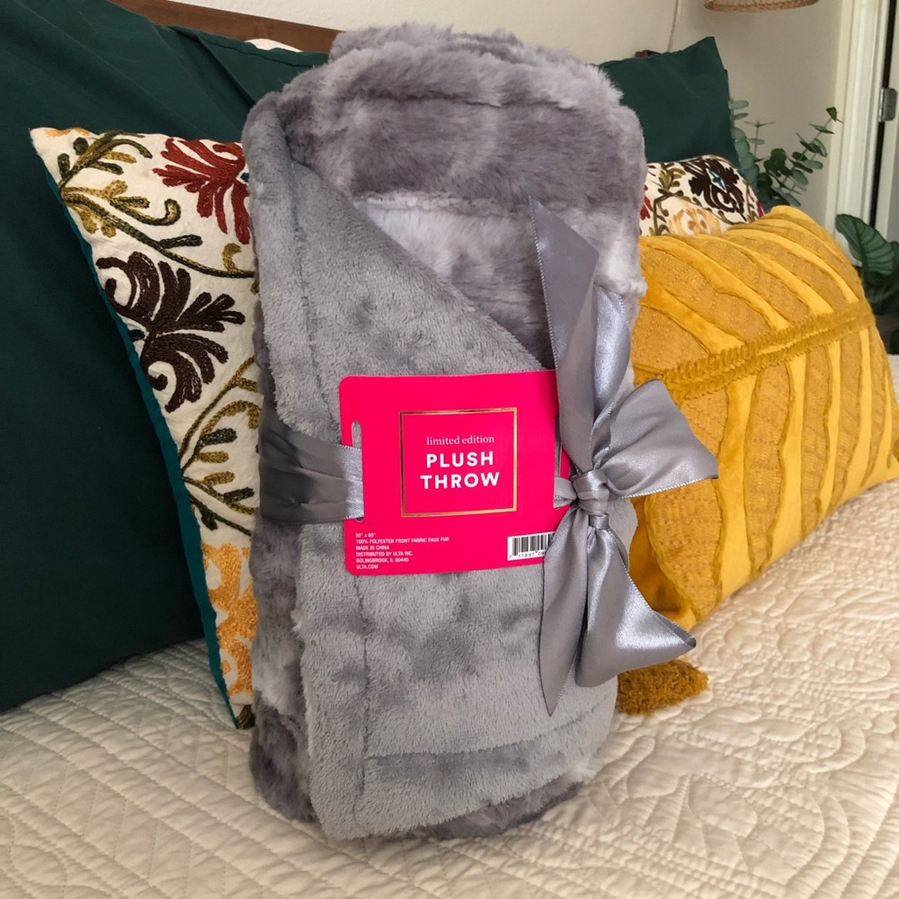 ULTA Limited Edition PLUSH THROW * Gray Blanket LE NEW